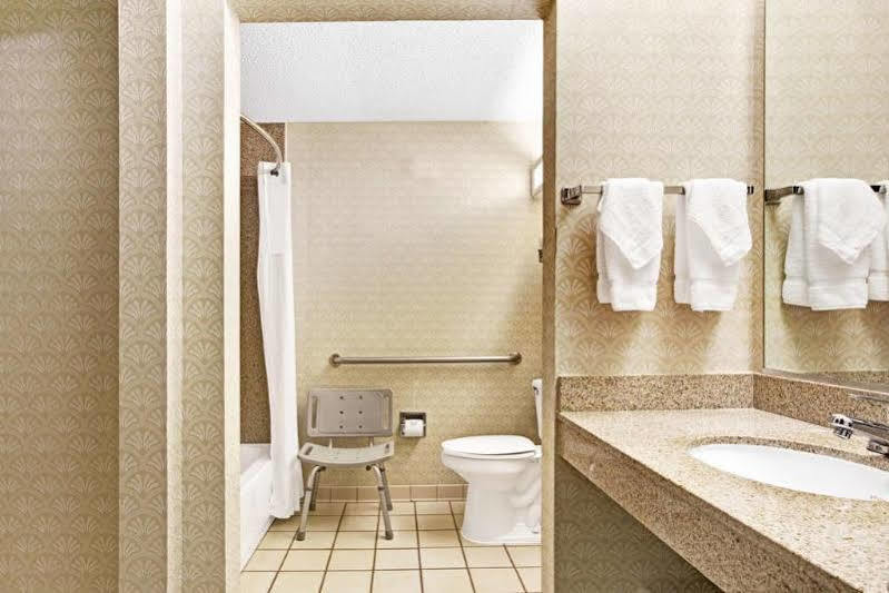Red Roof Plus & - Iah Airport Sw Hotel 3*